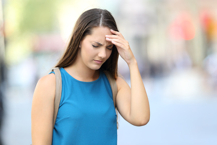 Frau mit Kopfschmerzen durch Chronischer Stress